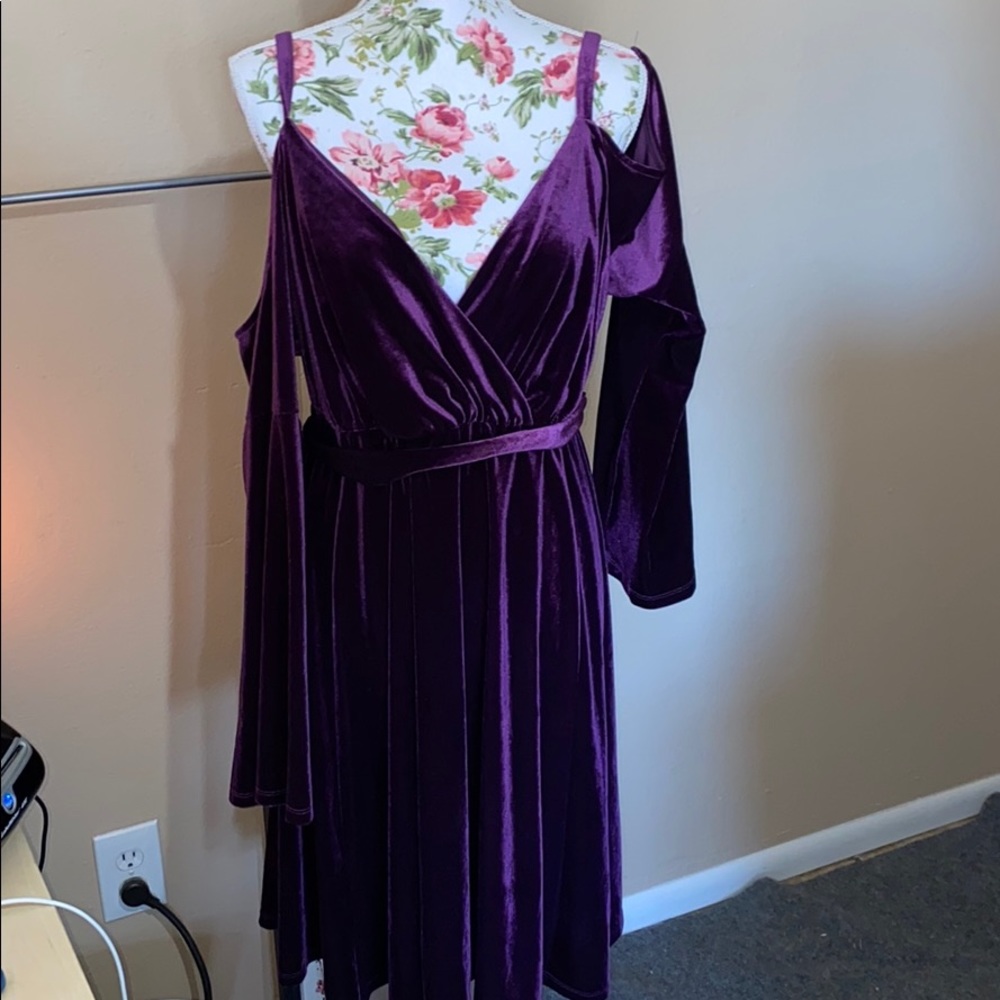 Torrid cold shoulder velvet dress Size 4 NWT
